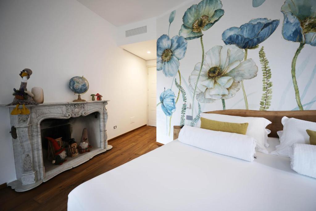 a bedroom with a mural of flowers on the wall at La Casa nel Bosco in Somma Lombardo