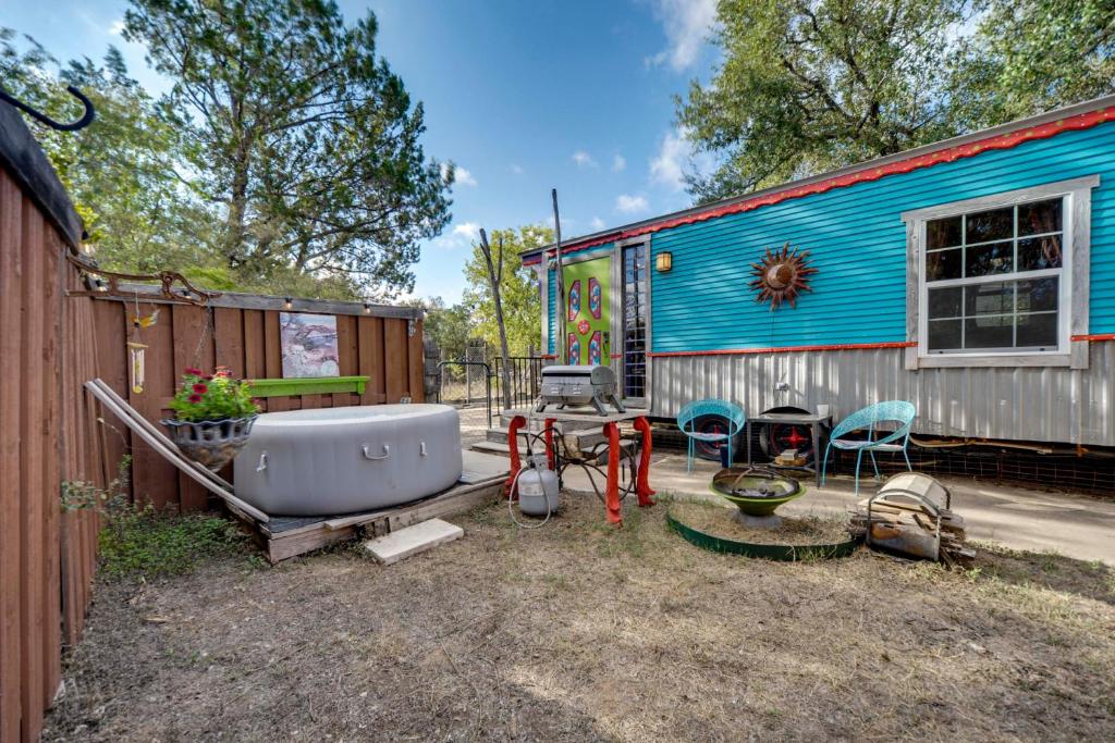 Κήπος έξω από το Walk to Lake Travis Austin Tiny Home with Hot Tub!