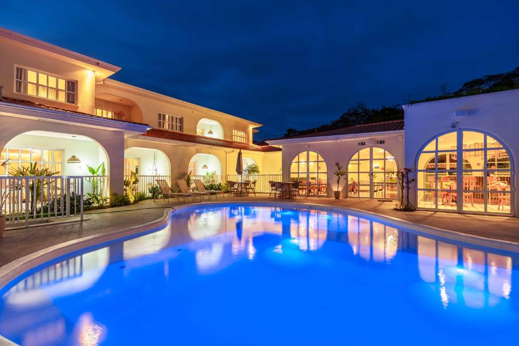 a swimming pool in front of a house at night at Santé Vivre L'Experience by Livá OFICIAL in Búzios