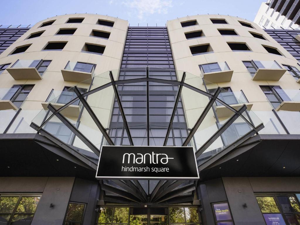 un panneau devant un bâtiment dans l'établissement Mantra Hindmarsh Square, à Adélaïde