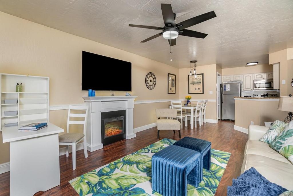 Una sala de estar con un sofá y una chimenea. en Elegant Ground Floor King Bed Condo - ME2, en Melbourne