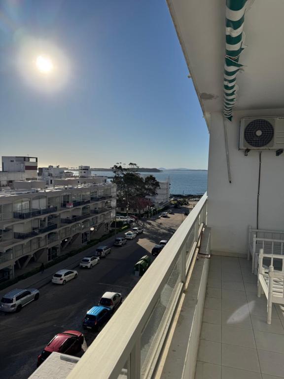 un balcon avec vue sur un parking dans l'établissement Amenidades y terraza vista mar, à Punta del Este