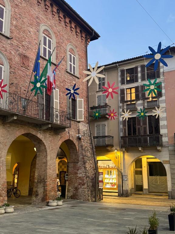 Un edificio con banderas en el costado. en Casa Piazza del Campanon, en Nizza Monferrato