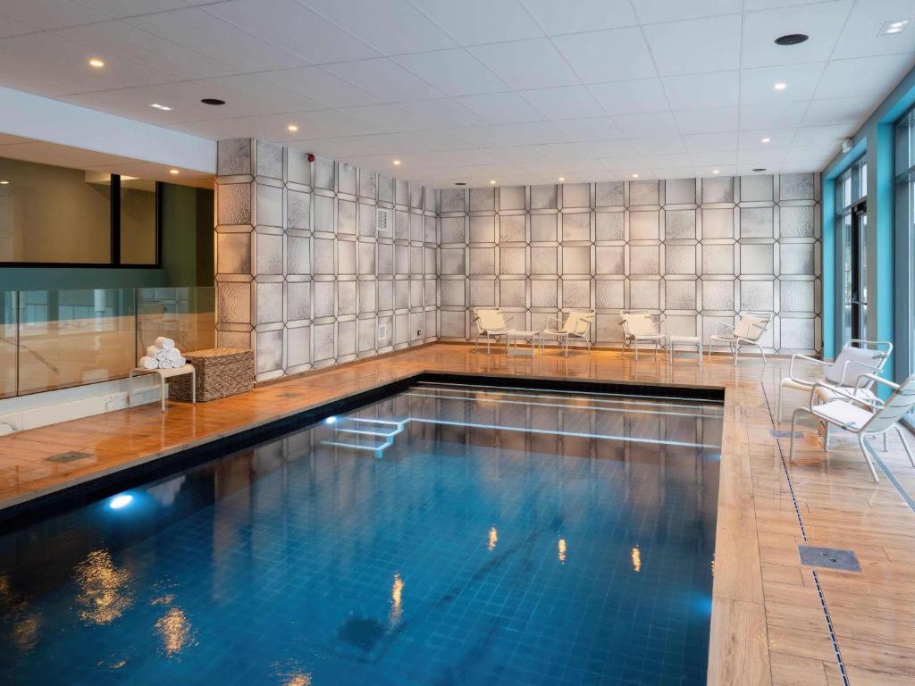 Бассейн в Novotel Rouen Centre Cathédrale или поблизости