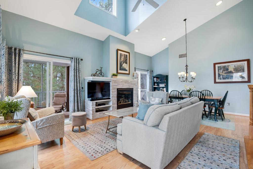 Χώρος καθιστικού στο Sea Colony - 56107 Whispering Pines Ct