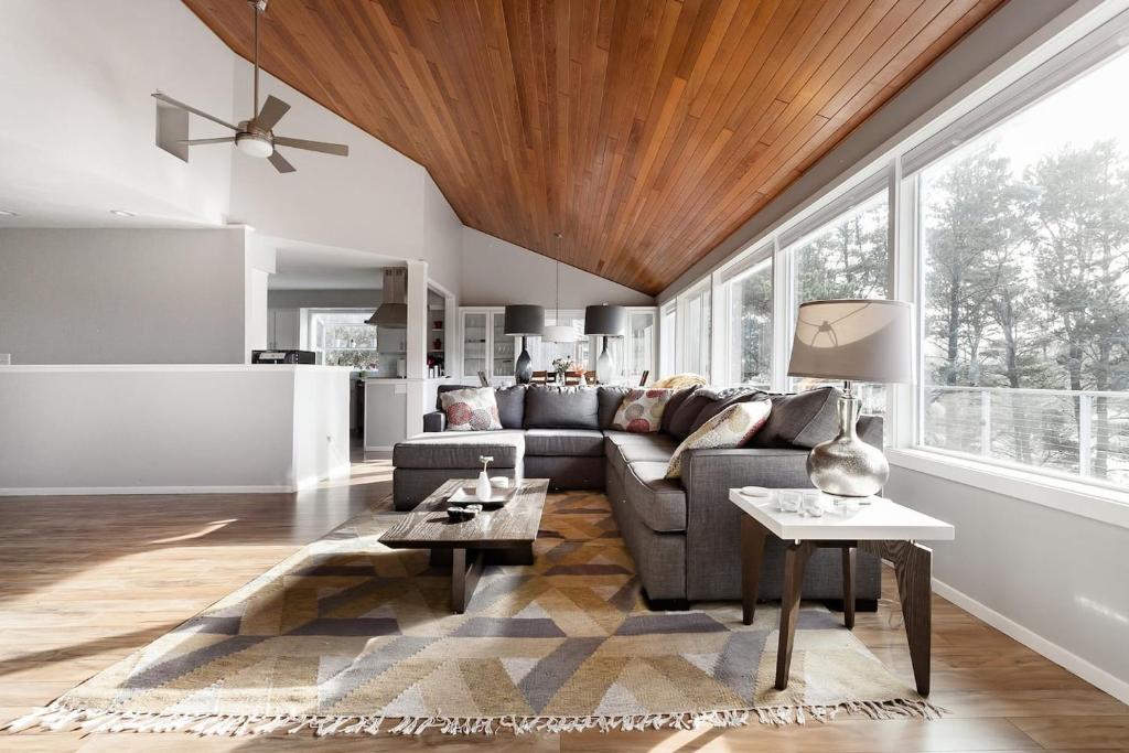 Ruang duduk di Spacious 4bd Beach House - Pet-friendly