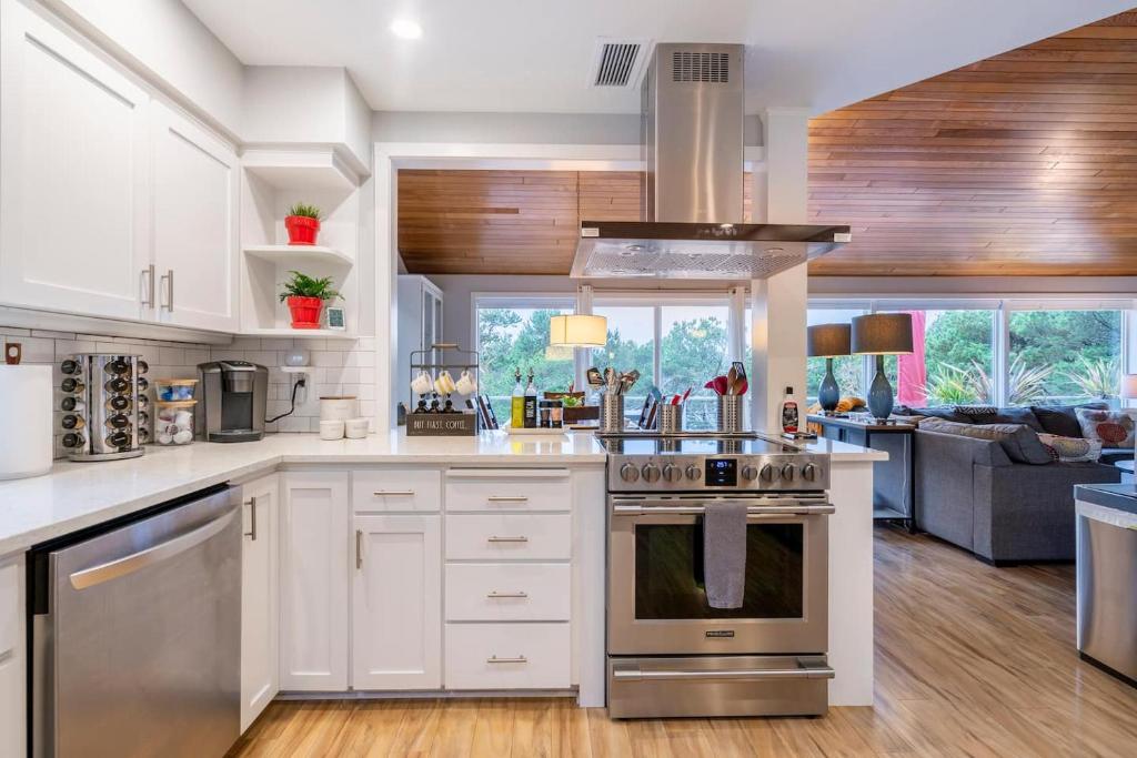 eine Küche mit weißen Schränken und einem Herd mit Backofen in der Unterkunft Spacious 4bd Beach House - Pet-friendly in Manzanita
