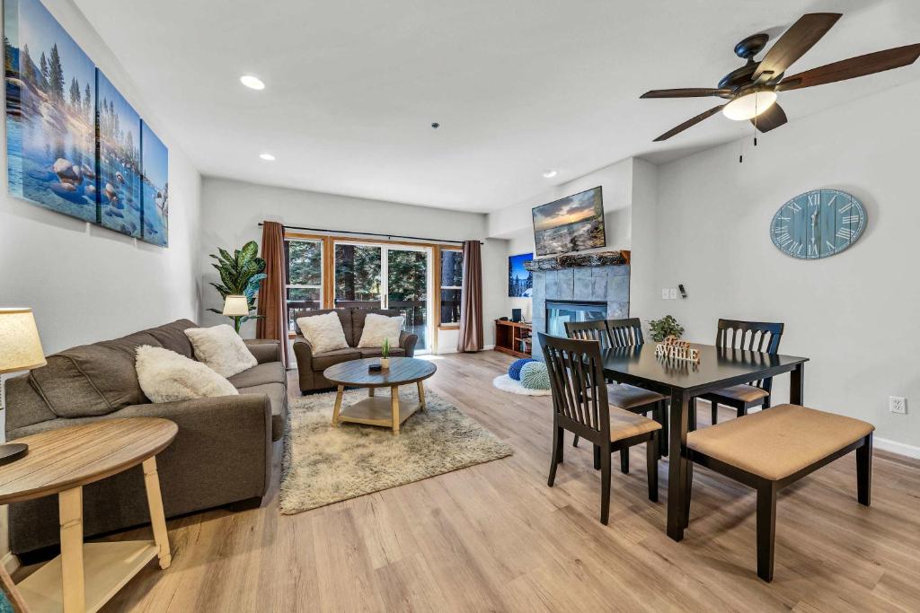 una sala de estar con un sofá y una mesa en 2BDR Condo - Three Minutes to Olympic Valley!, en Tahoe City