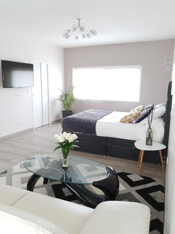 オッソンヌにあるStudio independent à 500m du MEETTのベッドとコーヒーテーブルのある寝室