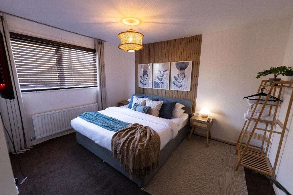 ein Schlafzimmer mit einem großen Bett und einer Leiter in der Unterkunft Spacious 3-Bed Home with Free Off-Street Parking Near Newcastle in East Howdon