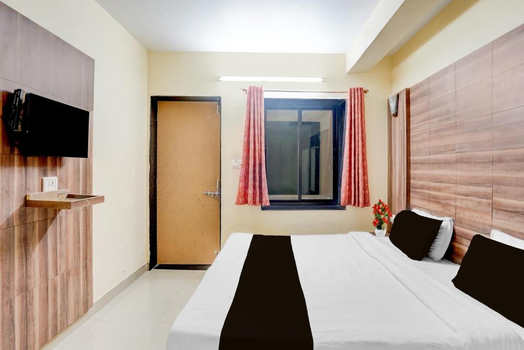 Ένα ή περισσότερα κρεβάτια σε δωμάτιο στο Hotel O Delwara Jain Temple Formerly Padmavati