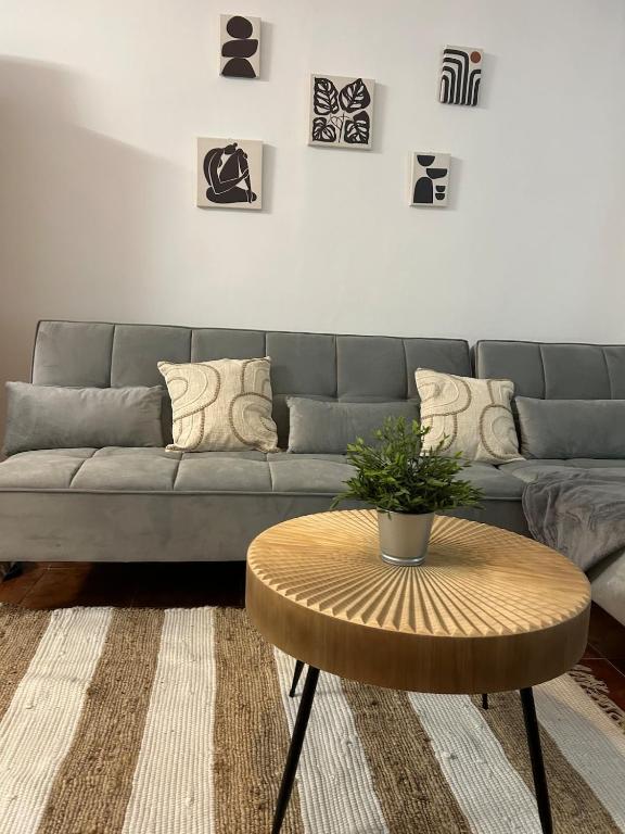 a living room with a couch and a coffee table at La villa de Leo y Lola in Frómista