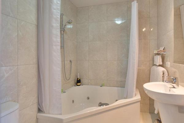 BKs Premier Motel Esplanade - Resim 10