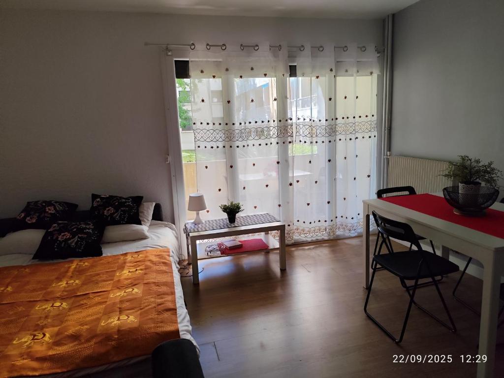 Ένα ή περισσότερα κρεβάτια σε δωμάτιο στο Chambre tout confort dans logement proche de la gare