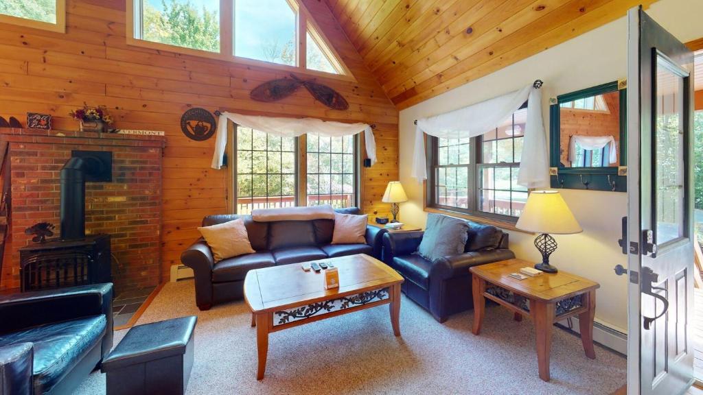 una sala de estar con un sofá y una mesa en Beechwood Home, en Mendon