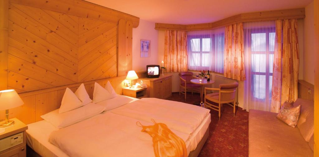 Postel nebo postele na pokoji v ubytování Hotel Büntali