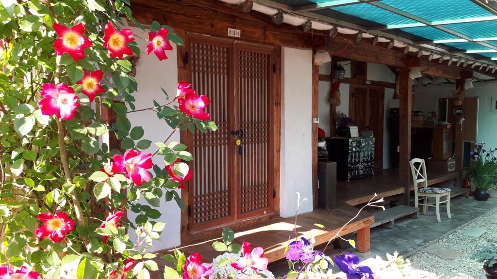 
A porch or other outdoor area at 1928 Suimmaru Hanok Guesthouse
