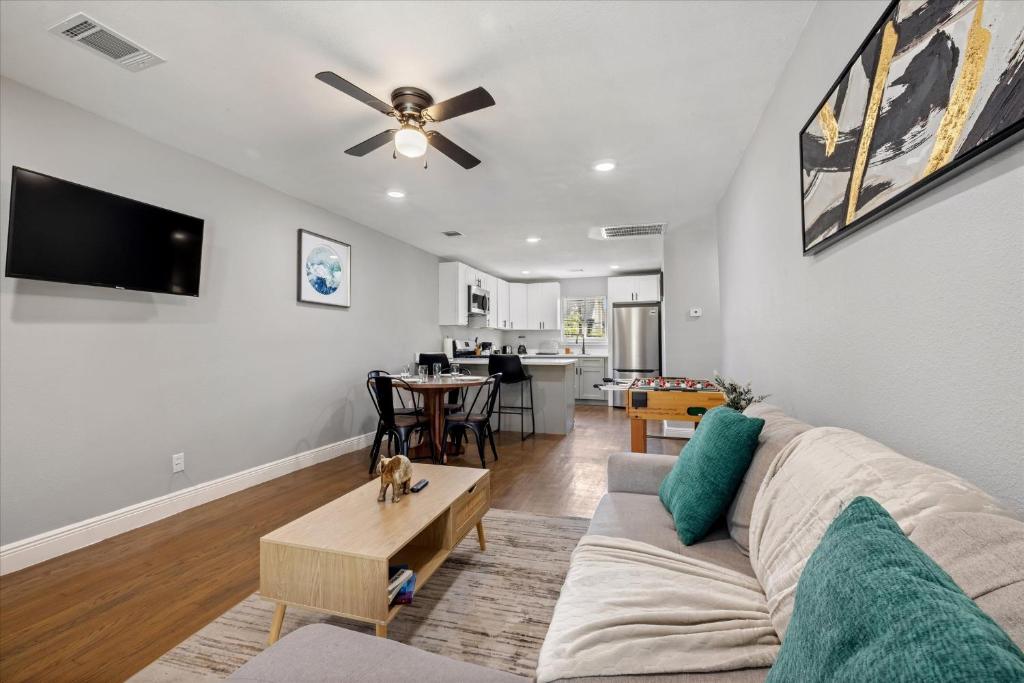 TV a/nebo společenská místnost v ubytování Museums Cozy Med Center Apt Bbq Fire Pit Games