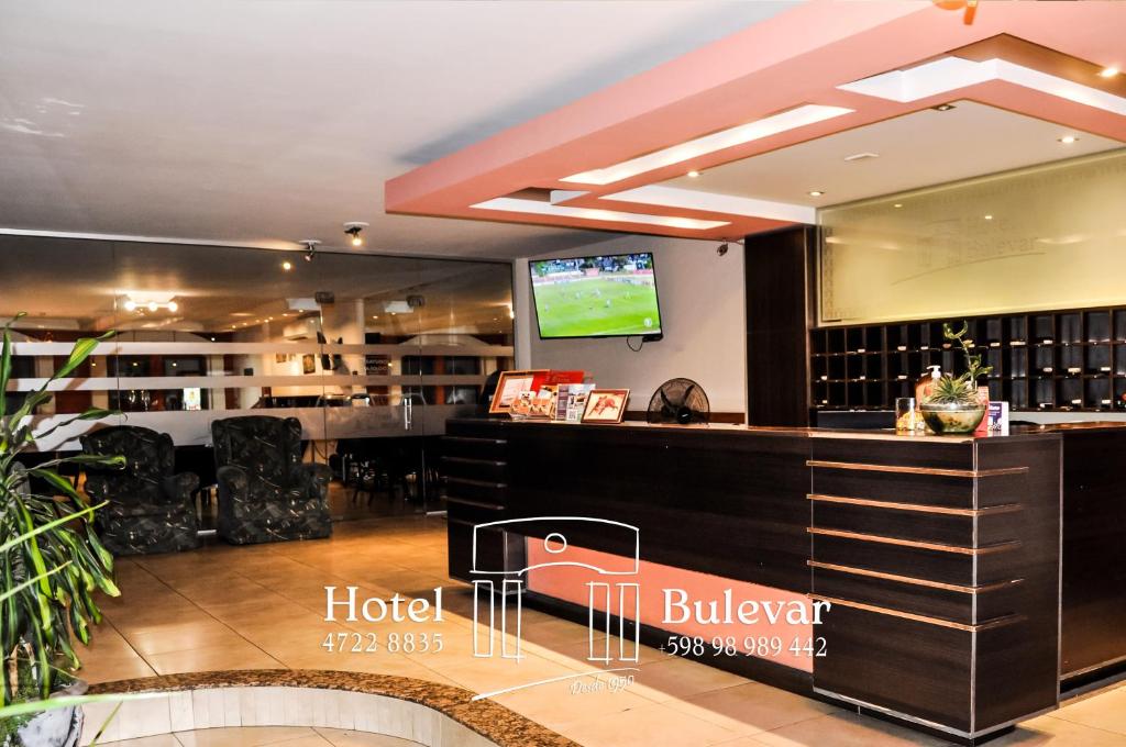 a bar in a hotel with a tv on the wall at Hotel Bulevar in Paysandú