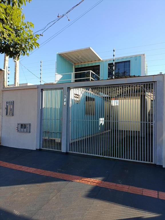 a gate in front of a building at Sobrado de Container Azul in Dourados