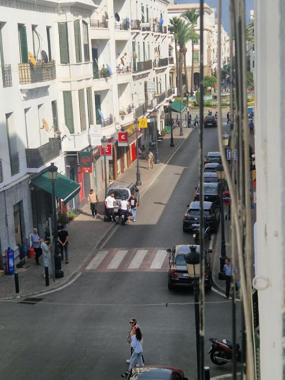 - une vue sur une rue de la ville avec des voitures et des personnes dans l'établissement Appartement spacieux au centre-ville, à Tetouan