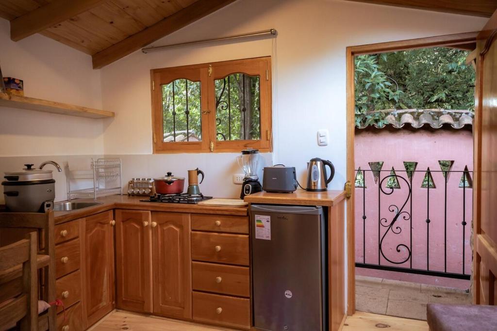 Η κουζίνα ή μικρή κουζίνα στο Tiny house con tina medicinal