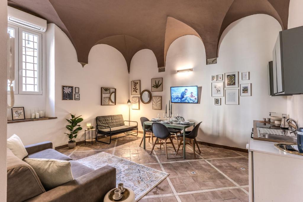 una sala de estar con un sofá y una mesa en Montevecchio6 Navona Residence, en Roma