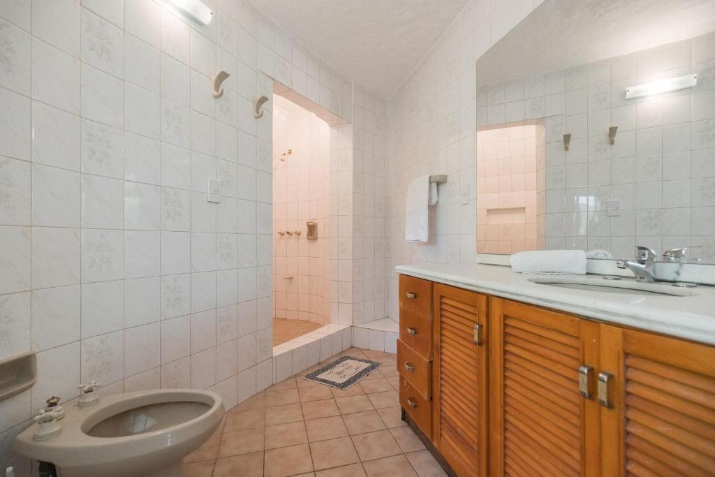 a bathroom with a sink and a toilet and a tub at CASA ll in Punta del Este