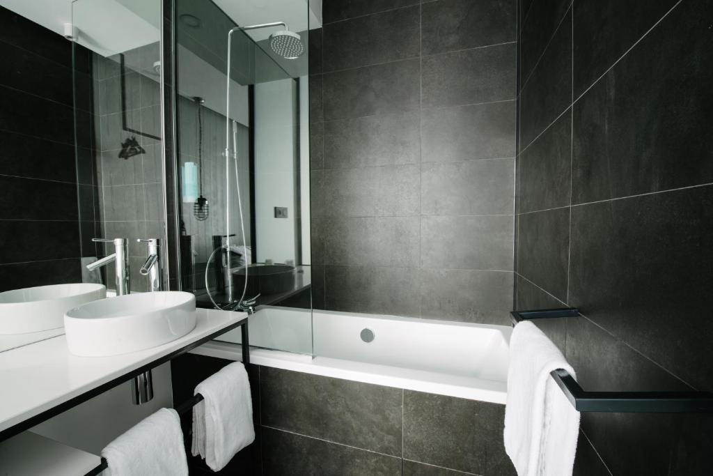 Ένα μπάνιο στο Atypik Hotel