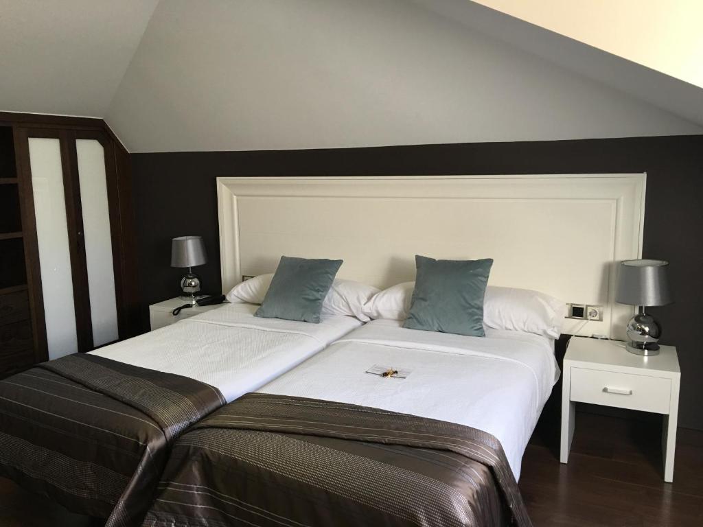 Postel nebo postele na pokoji v ubytování Hotel Calzada