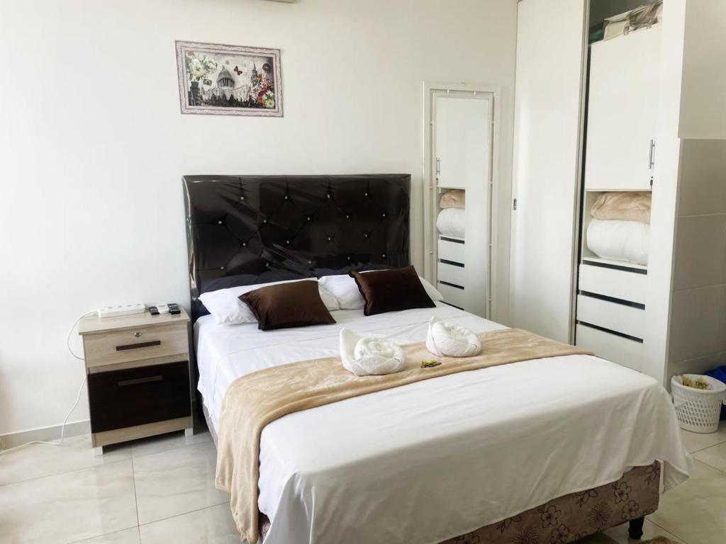 ein Schlafzimmer mit einem großen Bett mit zwei Handtüchern darauf in der Unterkunft Confort & Céntrico Full Equipado Turístico in Santa Cruz de la Sierra