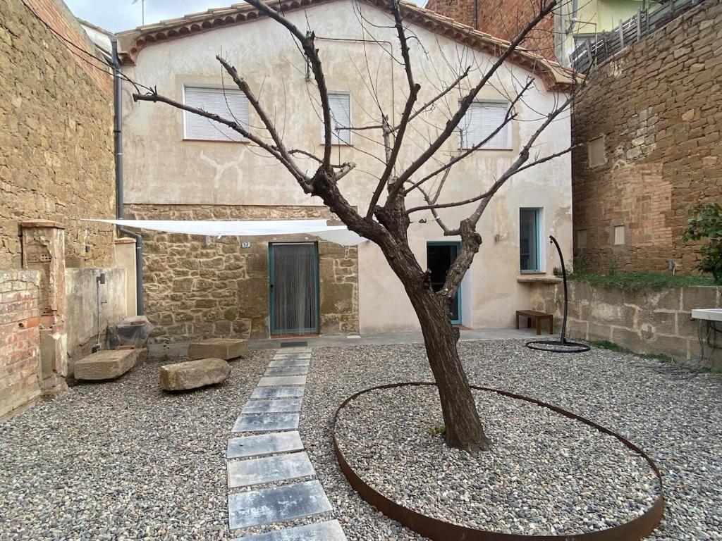 AgramuntにあるLa Caseta de JIOの建物前円木