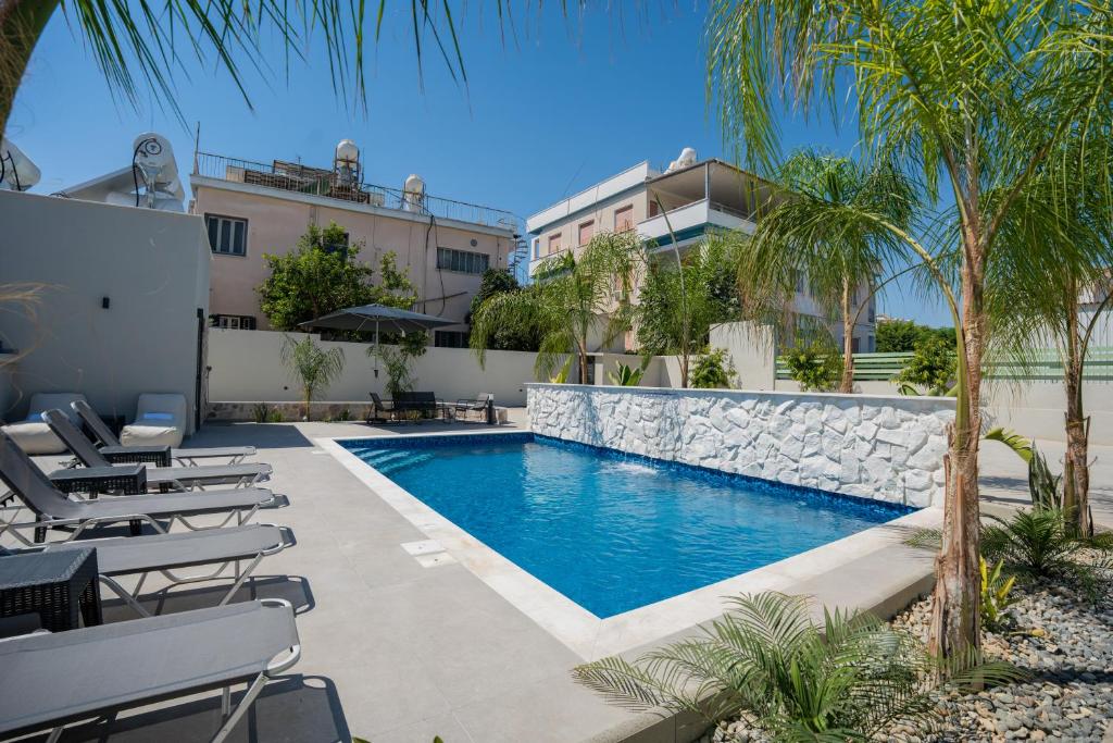 Swimmingpoolen hos eller tæt på Raise Cityscape Limassol Suites