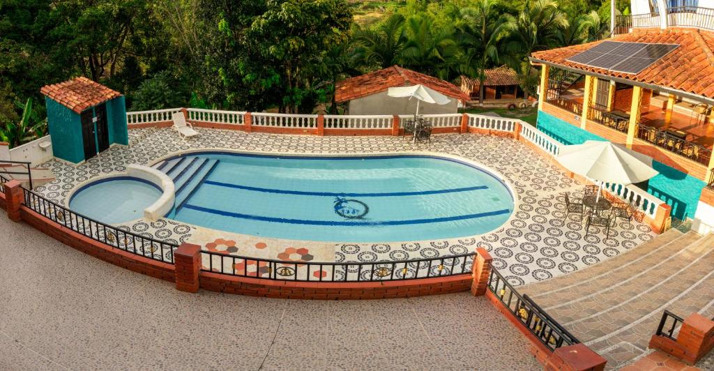 an overhead view of a large swimming pool at Hotel Quinta del Muelle Campestre in San Gil
