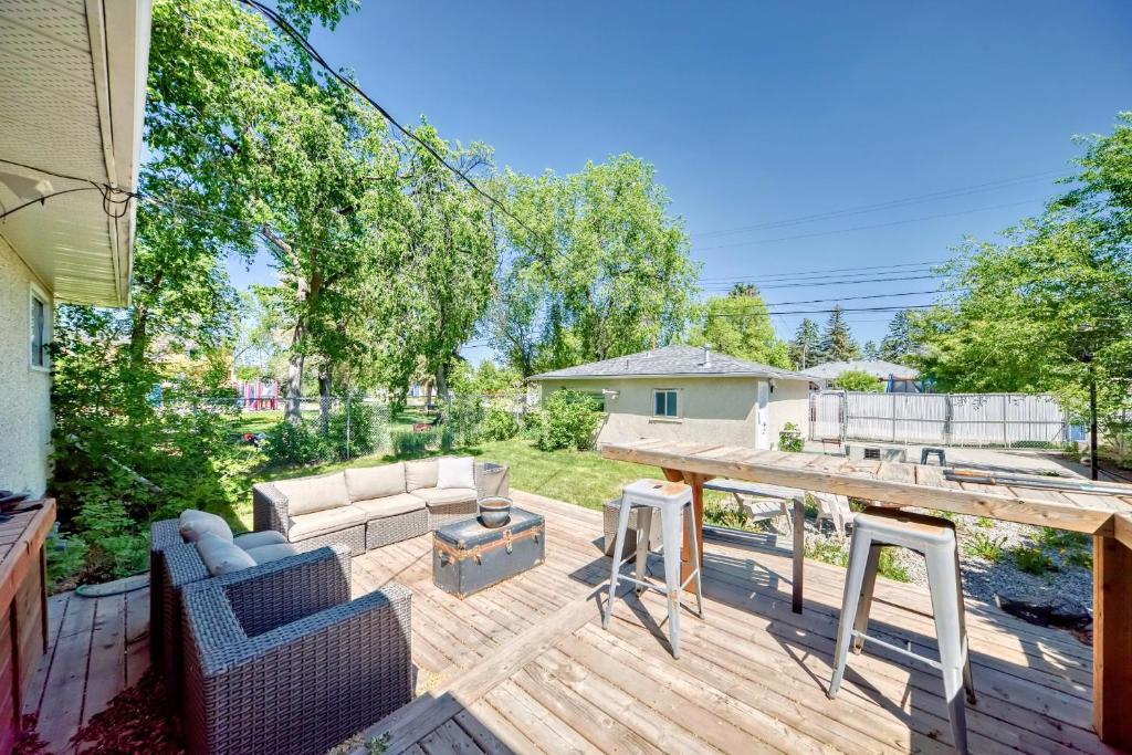 Κήπος έξω από το Updated Main Floor Apartment- 2 Bedrooms Plus Office