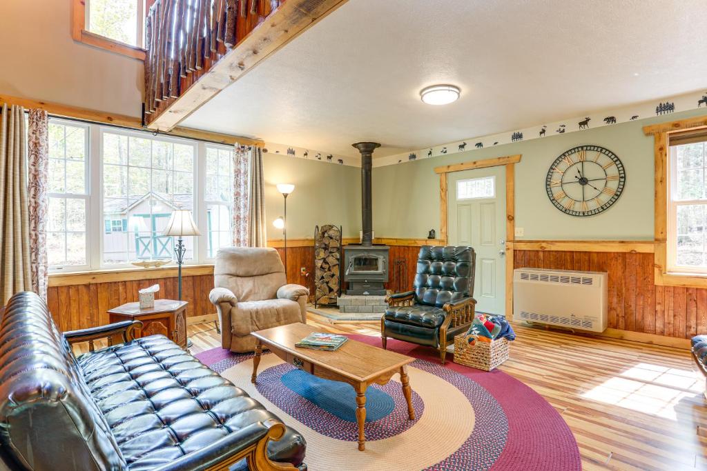 una sala de estar con un sofá y una mesa en 8 Private Acres Little Mahoning Creek Cabin!, en Northern Cambria