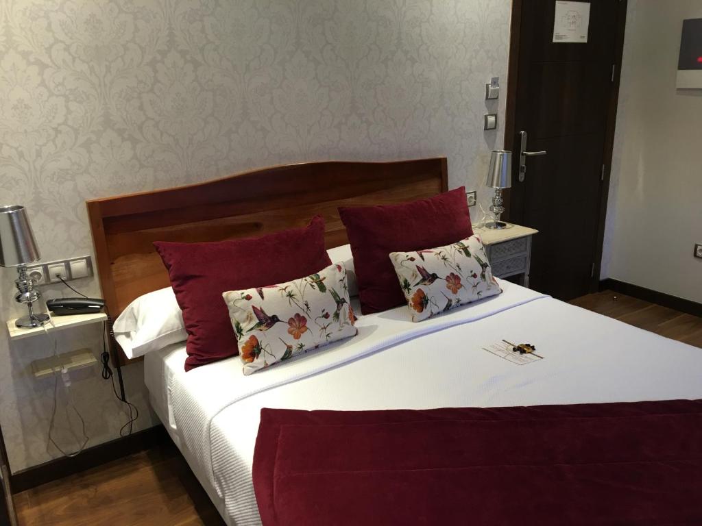 Postel nebo postele na pokoji v ubytování Hotel Calzada