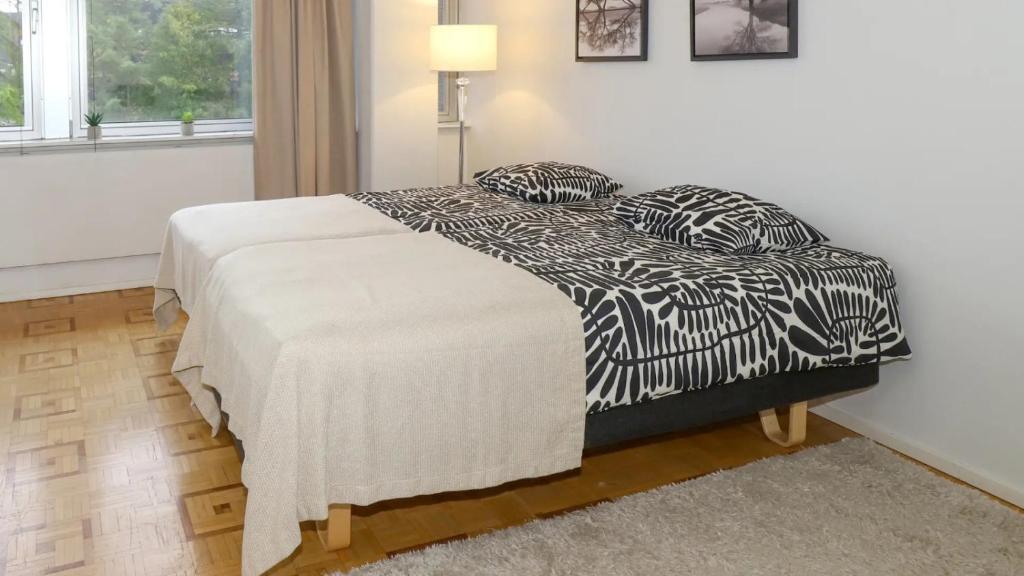 Ένα ή περισσότερα κρεβάτια σε δωμάτιο στο Studio apartment in Kaivoksela for two persons