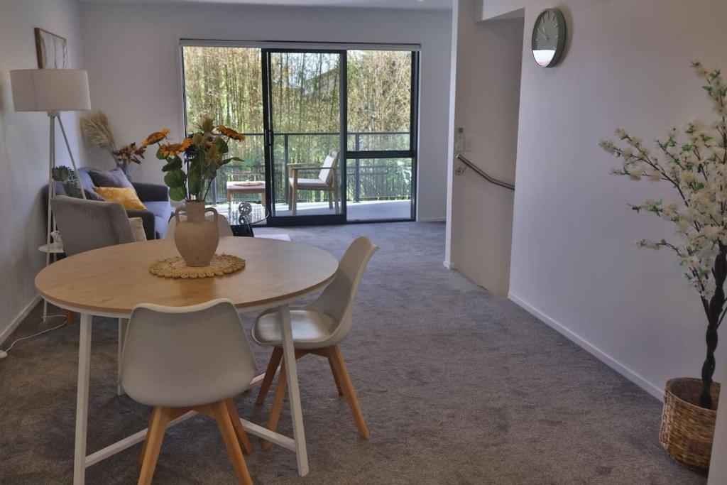 Χώρος καθιστικού στο Cosy 2BR House in Carrington Rd.