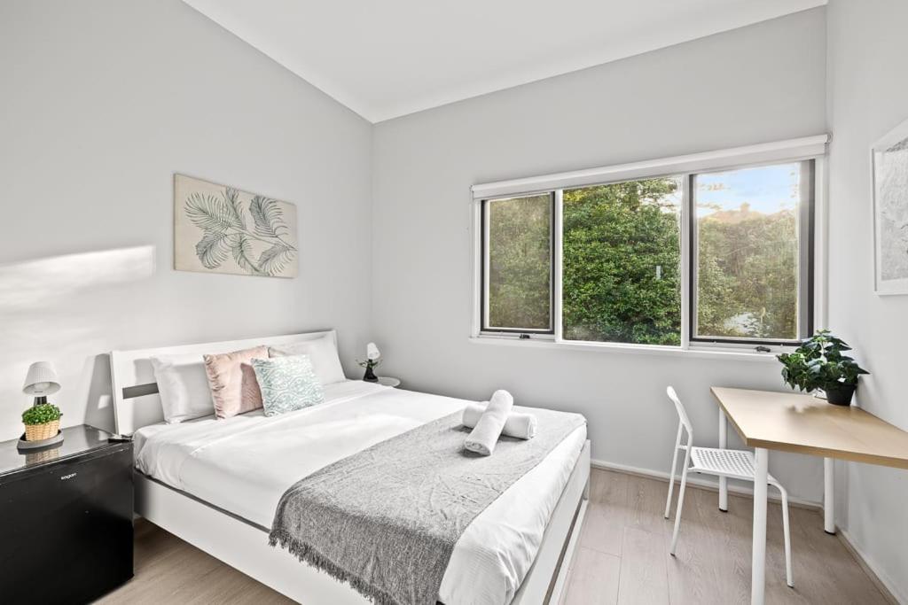 Ένα ή περισσότερα κρεβάτια σε δωμάτιο στο Modern Private Double Room - Centrally Located - Shared Bathroom