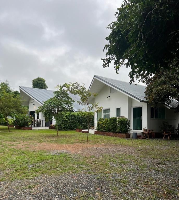 Ban Bung (2)Pasak River Bungalow的前面有院子的白色房子
