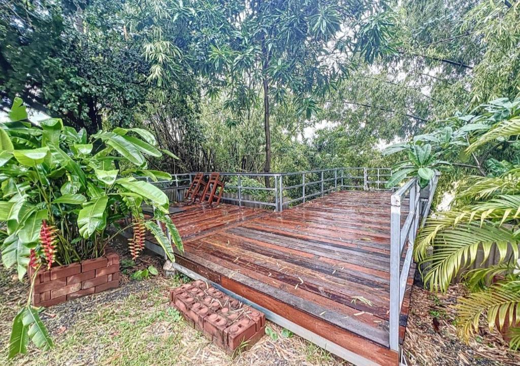 Κήπος έξω από το Pasak River Bungalow