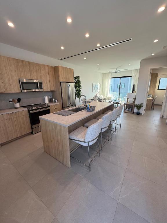 Stylish Grace Bay Condo on Top Floor with Den and Pool