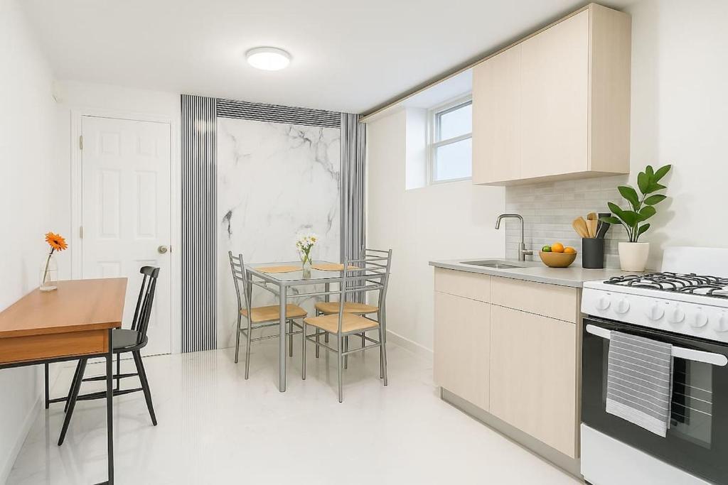 ユニオンシティにあるCozy 1-Bedroom Walkout Apt with Private Entryのテーブルと椅子のあるキッチンとダイニングルーム