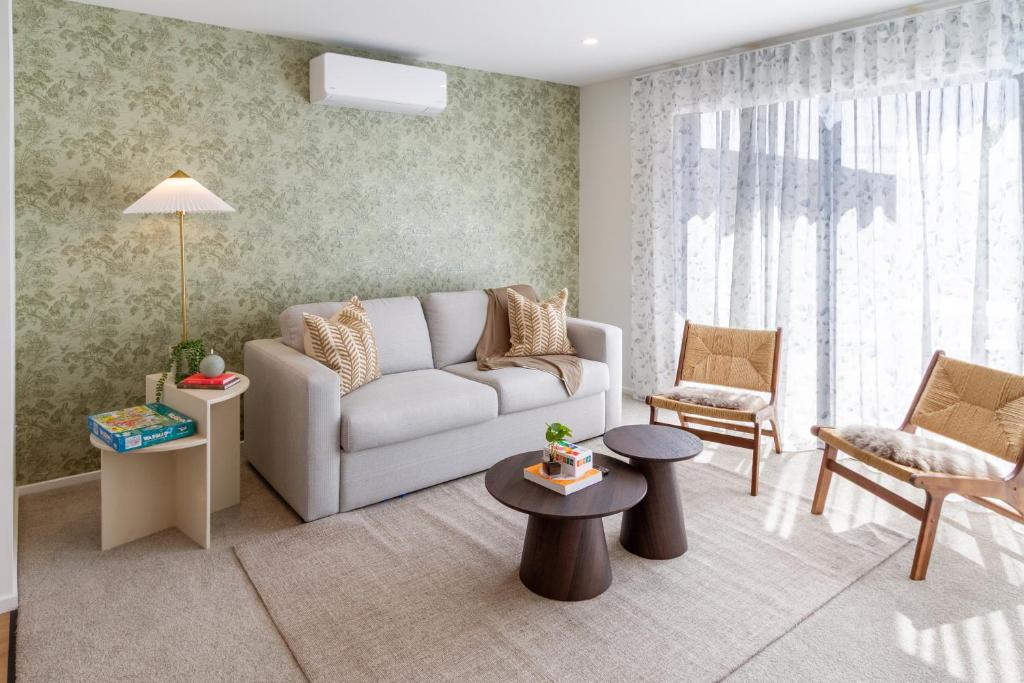 Zen Retreat Stylish 2BR Townhouse and Free Parking