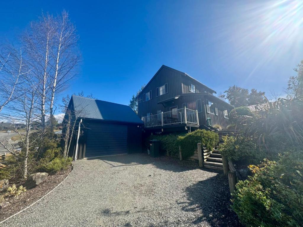 una casa grande con el sol brillando detrás de ella en 30 St James Avenue, en Hanmer Springs