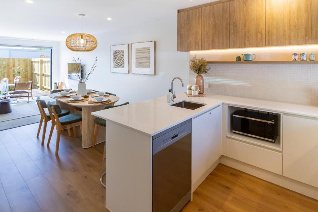 Zen Retreat Stylish 2BR Townhouse and Free Parking - Resim 16