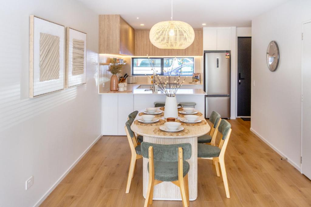 Zen Retreat Stylish 2BR Townhouse and Free Parking - Resim 17