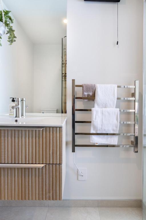 Zen Retreat Stylish 2BR Townhouse and Free Parking - Resim 18