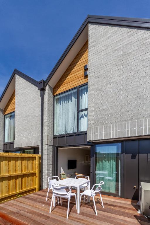 Zen Retreat Stylish 2BR Townhouse and Free Parking - Resim 6